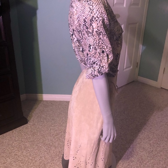 Danier Leather cream suede A line skirt with scalloped hem and cutout pattern - Picture 2 of 9